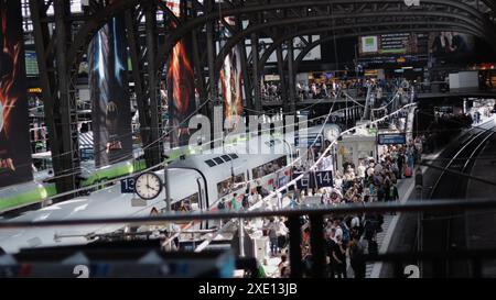 Leute, die am Hauptbahnhof in Hamburg auf den Zug warten Stockfoto