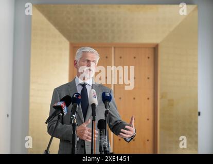 Praha, Tschechische Republik. Juni 2024. Der tschechische Präsident Petr Pavel spricht auf der Pressekonferenz nach seinem Treffen mit Premierminister Petr Fiala und Oppositionsvorsitzendem Andrej Babis in Prag, Tschechische Republik, am 25. Juni 2024. Quelle: Michaela Rihova/CTK Photo/Alamy Live News Stockfoto