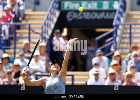 Eastbourne, East Sussex, Großbritannien. Juni 2024. Rothesay International Eastbourne, Tag 2, Emma Raducanu (GBR) serviert Sloane Stephens (USA) SinglesCredit: Action Plus Sports Images/Alamy Live News Stockfoto