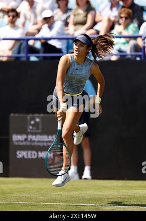 Eastbourne, East Sussex, Großbritannien. Juni 2024. Rothesay International Eastbourne, Tag 2, Emma Raducanu (GBR) serviert Sloane Stephens (USA) SinglesCredit: Action Plus Sports Images/Alamy Live News Stockfoto