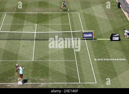 Eastbourne, East Sussex, Großbritannien. Juni 2024. Rothesay International Eastbourne, Tag 2, Sloane Stephens (USA) serviert Emma Raducanu (GBR) SinglesCredit: Action Plus Sports Images/Alamy Live News Stockfoto