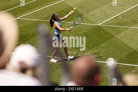 Eastbourne, East Sussex, Großbritannien. Juni 2024. Rothesay International Eastbourne, Tag 2, Emma Raducanu (GBR) serviert Sloane Stephens (USA) SinglesCredit: Action Plus Sports Images/Alamy Live News Stockfoto