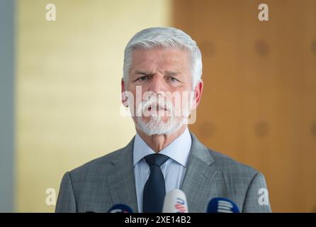 Praha, Tschechische Republik. Juni 2024. Der tschechische Präsident Petr Pavel spricht auf der Pressekonferenz nach seinem Treffen mit Premierminister Petr Fiala und Oppositionsvorsitzendem Andrej Babis in Prag, Tschechische Republik, am 25. Juni 2024. Quelle: Michaela Rihova/CTK Photo/Alamy Live News Stockfoto