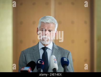 Praha, Tschechische Republik. Juni 2024. Der tschechische Präsident Petr Pavel spricht auf der Pressekonferenz nach seinem Treffen mit Premierminister Petr Fiala und Oppositionsvorsitzendem Andrej Babis in Prag, Tschechische Republik, am 25. Juni 2024. Quelle: Michaela Rihova/CTK Photo/Alamy Live News Stockfoto