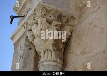 Griffin, architektonisches Detail, Hauptstadt auf einem Säulenteil der Himmelskapelle, von hier aus ist Jesus Christus in den Himmel gestiegen Stockfoto