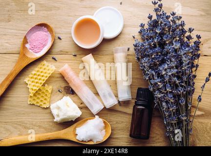 Zutaten für hausgemachten Lippenstift: sheabutter, ätherisches Öl, mineralisches Farbpulver, Bienenwachs, Kokosöl. Hausgemachte Lippenbalsam-Lippenstiftmischung. Stockfoto