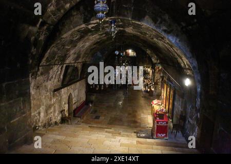 Stufen hinunter zur Kreuzfahrerkirche aus dem 12. Jahrhundert oder zur Kirche der Himmelfahrt, dem Kidron Valley in der Nähe des Gartens von Getsemane Stockfoto