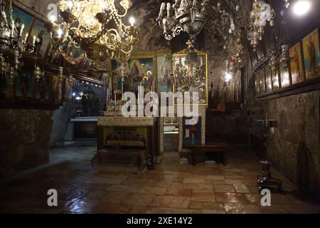 Ikonen, Kronleuchter in der Kirche Marias Grave oder der Kirche der Himmelfahrt aus dem 12. Jahrhundert, im Kidron-Tal in der Nähe des Gartens von Getsemane. Stockfoto