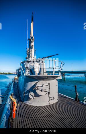 USA, HAWAII – 23. Juni 2022: U-Boot USS Bowfin und Admiral Clarey Bridge, auch bekannt als Ford Island Bridge in Pearl Harbo Stockfoto