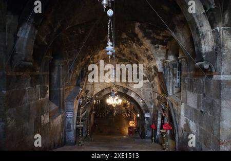 Stufen hinunter zur Kreuzfahrerkirche aus dem 12. Jahrhundert oder zur Kirche der Himmelfahrt, dem Kidron Valley in der Nähe des Gartens von Getsemane Stockfoto