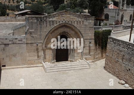 Kreuzfahrerkirche aus dem 12. Jahrhundert oder Kirche der Himmelfahrt am Fuße des Ölbergs im Kidron-Tal in der Nähe des Gartens Gethsemane Stockfoto