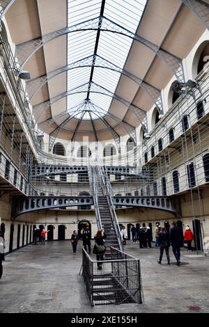 Das zentrale Atrium im Kilmainham Gaol Museum. Wie wir es 1969 in dem Film The Italian Job verwendet haben. Stockfoto