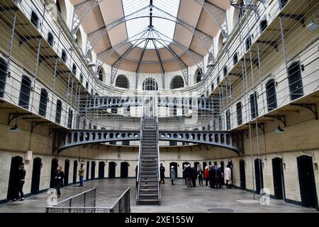 Das zentrale Atrium im Kilmainham Gaol Museum. Wie wir es 1969 in dem Film The Italian Job verwendet haben. Stockfoto