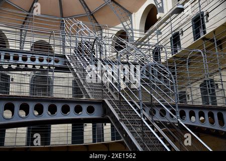 Das zentrale Atrium im Kilmainham Gaol Museum. Wie wir es 1969 in dem Film The Italian Job verwendet haben. Stockfoto