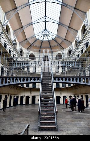 Das zentrale Atrium im Kilmainham Gaol Museum. Wie wir es 1969 in dem Film The Italian Job verwendet haben. Stockfoto