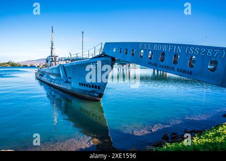 USA, HAWAII – 23. Juni 2022: U-Boot USS Bowfin und Admiral Clarey Bridge, auch bekannt als Ford Island Bridge in Pearl Harbo Stockfoto