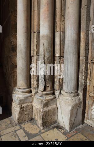 Die gekapselte Säule heilig für den orthodoxen Eintritt in das Heilige Grab, durch den Riss kam das Heilige Feuer einmal im 16. Jahrhundert heraus, als die Zeremonie von Armeniern abgehalten wurde Stockfoto