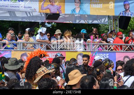 Toronto, ON, Kanada - 5. August 2023: Teilnehmer der Parade sehen die Menge an Stockfoto