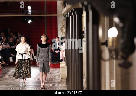 Paris, Frankreich. Juni 2024. Models präsentieren Kreationen aus den Haute-Couture Herbst/Winter 2024/25 Kollektionen des französischen Modehauses Chanel während der Paris Fashion Week am 25. Juni 2024 in Paris. Quelle: Gao Jing/Xinhua/Alamy Live News Stockfoto