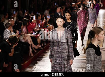 Paris, Frankreich. Juni 2024. Models präsentieren Kreationen aus den Haute-Couture Herbst/Winter 2024/25 Kollektionen des französischen Modehauses Chanel während der Paris Fashion Week am 25. Juni 2024 in Paris. Quelle: Gao Jing/Xinhua/Alamy Live News Stockfoto