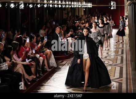 Paris, Frankreich. Juni 2024. Models präsentieren Kreationen aus den Haute-Couture Herbst/Winter 2024/25 Kollektionen des französischen Modehauses Chanel während der Paris Fashion Week am 25. Juni 2024 in Paris. Quelle: Gao Jing/Xinhua/Alamy Live News Stockfoto