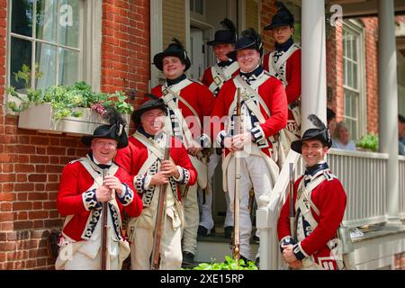 Eine Gruppe „britischer“ Rottanzsoldaten auf der Teeparty in Chestertown, die den Kampf zwischen dem amerikanischen Volk und den britischen Behörden nachspielen. Stockfoto