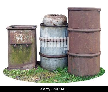 Alte rostige Fässer auf einem rustikalen grünen Rasen isoliert Stockfoto