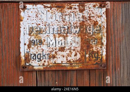 Produktschild auf der alten deutschen Firma Eberhardt Waage Stockfoto