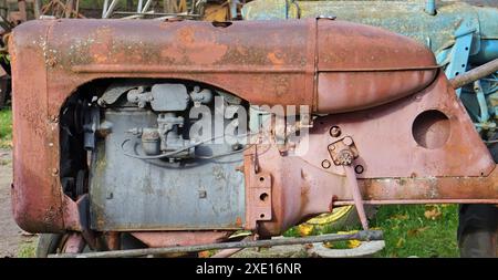 Rostiger, kleiner Dieselmotor der alten Traktoren, rot lackiert Stockfoto