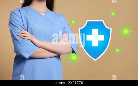 Starke Immunität, Konzept. Doktor und Illustration von Schild und Viren auf dunkelbeigem Hintergrund. Bannerdesign Stockfoto