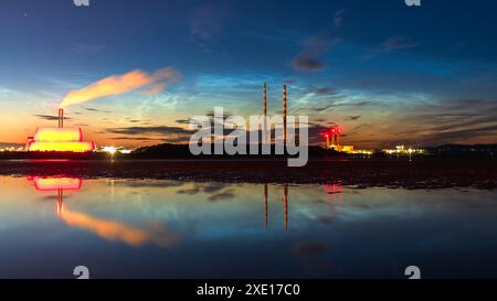 Nächtliche Wolken spiegeln sich auf Sandymount Strand Stockfoto