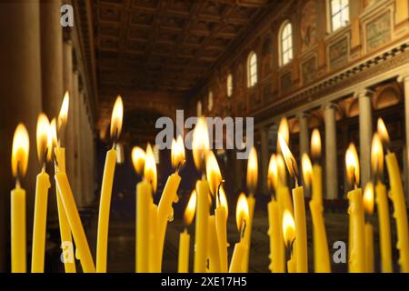 Viele Kirchenkerzen brennen im Tempel, Nahaufnahme Stockfoto