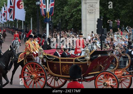 London, Großbritannien. Juni 2024. Seine Königliche Hoheit König Karl III. Und der japanische Kaiser reisen am Dienstag, den 25. Juni 2024, mit der königlichen Kutsche zum Buckingham Palace in London. Der Kaiser und die Kaiserin von Japan sind auf einem dreitägigen Staatsbesuch in Großbritannien. Foto: Hugo Philpott/UPI Credit: UPI/Alamy Live News Stockfoto