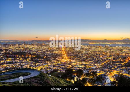 Blick über die Innenstadt von San Francisco in Kalifornien vor Sonnenaufgang Stockfoto