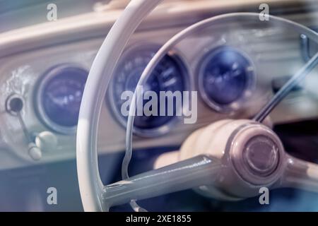 Lenkrad und Armaturenbrett des alten Fahrzeugs Stockfoto