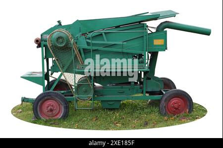 Alte alte rustikale Maschinen, die in Grün gestrichen sind, isoliert Stockfoto