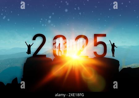 Neujahr 2025 oder einfaches Konzept. Text 2024 bis 2025 geschrieben auf dem Berggipfel mit bei Sonnenaufgang. Konzept von Planung, Ziel, Herausforderung, neu Stockfoto