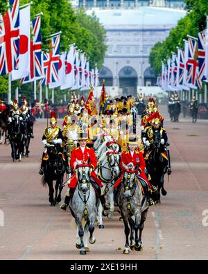 London, Großbritannien. Juni 2024. Staatsbesuch von Kaiser Akihito von Japan in Großbritannien - Kutschprozession in der Mall, am ersten Tag ihres dreitägigen Staatsbesuchs in Großbritannien. Das japanische Königspaar reiste nach Großbritannien, um dort einen dreitägigen Staatsbesuch zu machen, der von König Karl III. Veranstaltet wurde. Foto: Albert Nieboer/Alamy Live News Stockfoto