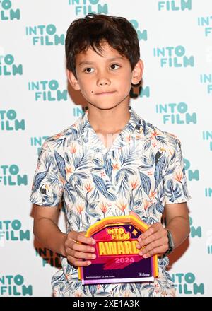 LONDON, GROSSBRITANNIEN. Juni 2024. Benjamin, 8 Jahre alt, mit dem Preis für „Beste Animation - 11 und darunter“ für „Benjamin's Magical Kitchen Birds“ mit dem Award Moderator Simon Pegg bei den Into Film Awards 2024 am Odeon Luxe Leicester Square am 25. Juni 2024 in London, England. Quelle: Siehe Li/Picture Capital/Alamy Live News Stockfoto