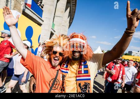 Berlin, Deutschland. Juni 2024. Fußballfans der Niederlande kommen im Olympiastadion in Berlin zum UEFA Euro 2024-Spiel in der Gruppe D zwischen den Niederlanden und Österreich. Quelle: Gonzales Photo/Alamy Live News Stockfoto