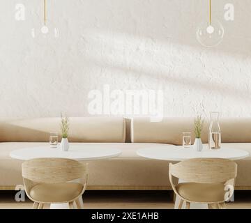 Langes beigefarbenes Sofa im Inneren des Cafés mit Couchtischen und Stühlen, leerer weißer Steinwand, 3D-Rendering Stockfoto