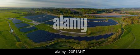 Luftaufnahmen von Photovoltaik auf Freiflächen entlang der Autobahn. Die Solarenergieanlage befindet sich in der Nähe Stockfoto