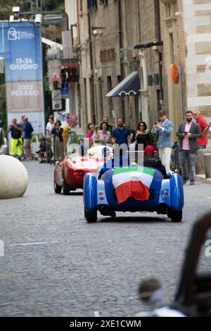 Oldtimer auf einem alten Rennwagen in Rallye Mille Miglia 2023 Stockfoto