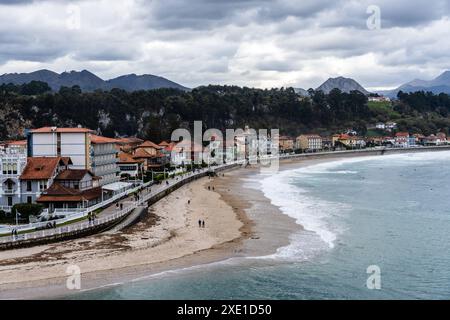 Ribadesella, Spanien - 27. März 2024: Panorama von Ribadesella. Blick auf die touristische Stadt und den Strand von Ribadesella in Asturien Stockfoto