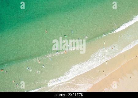 Vila Praia de Ancora, Portugal 07 06 2023: Drohnenblick auf das Ufer eines Strandes mit vielen Surfern Stockfoto