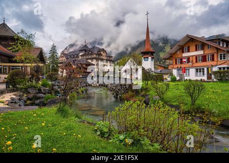 Kandersteg Schweiz, Skyline am Kander River und Evangelische Kirche Stockfoto
