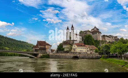 Aarburg Schweiz, die Skyline der Stadt am Schloss Aarburg und der Fluss Aare Stockfoto