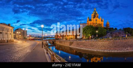 Helsinki Finnland, Skyline der Stadt mit nächtlichem Panoramablick an der Uspenski Kathedrale Stockfoto