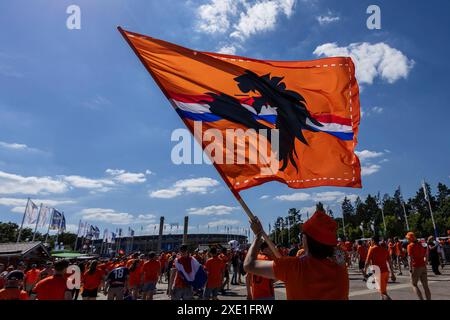 Berlin, Deutschland. Juni 2024. Fußball, UEFA Euro 2024, Europameisterschaft, Niederlande - Österreich, Vorrunde, Gruppe D, Spieltag 3. Die niederländischen Fans freuen sich auf das Spiel, wenn sie in Richtung Olympiastadion laufen. Quelle: Carsten Koall/dpa/Alamy Live News Stockfoto