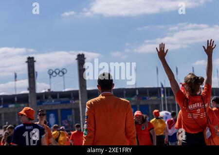 Berlin, Deutschland. Juni 2024. Fußball, UEFA Euro 2024, Europameisterschaft, Niederlande - Österreich, Vorrunde, Gruppe D, Spieltag 3. Die niederländischen Fans freuen sich auf das Spiel, wenn sie in Richtung Olympiastadion laufen. Quelle: Carsten Koall/dpa/Alamy Live News Stockfoto